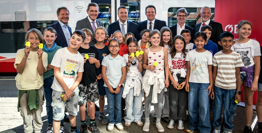 Schüler:innen und (v.l.n.r.) technischer Geschäftsführer Innsbrucker Verkehrsbetriebe (IVB) Ekkehard Allinger-Csollich, Bundesminister Peter Hanke, EU-Kommissar Apostolos Tzitzikostas, Landesrat René Zumtobel, Geschäftsführer Verkehrsverbund Tirol (VVT) Alexander Jug und ÖBB Regionalmanager Werner Dillitz 
