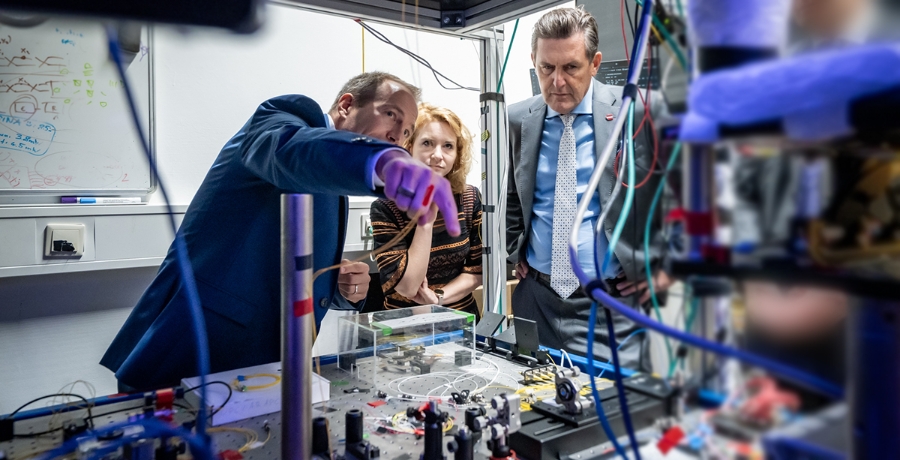 Professor Philip Walther zeigt BM Holzleitner und BM Hanke den Zwilling des “Weltraum-Quantenprozessors” 