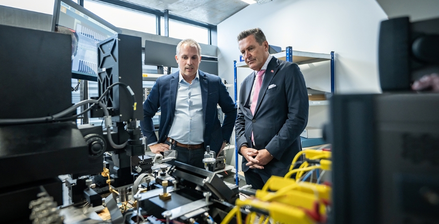 BM Peter Hanke sieht sich die Silicon Austria Labs an