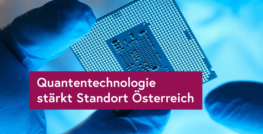Hände in Handschuhen halten Chip: Quantentechnologie stärkt Standort Österreich