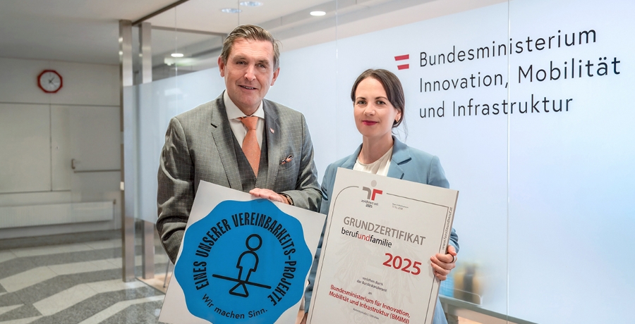 Bundesminister Peter Hanke und Sektionsleiterin Kathrin Renz mit dem Gütesiegel berufundfamilie 2025