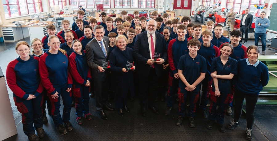 BM Peter Hanke, Arbeitsministerin Korinna Schumann, Andreas Matthä, Roman Hebenstreit und die ÖBB-Lehrlinge 