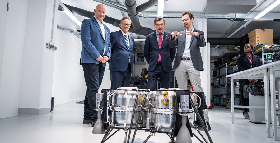 Gruppenfoto vor einem Satelliten bei GATE Space