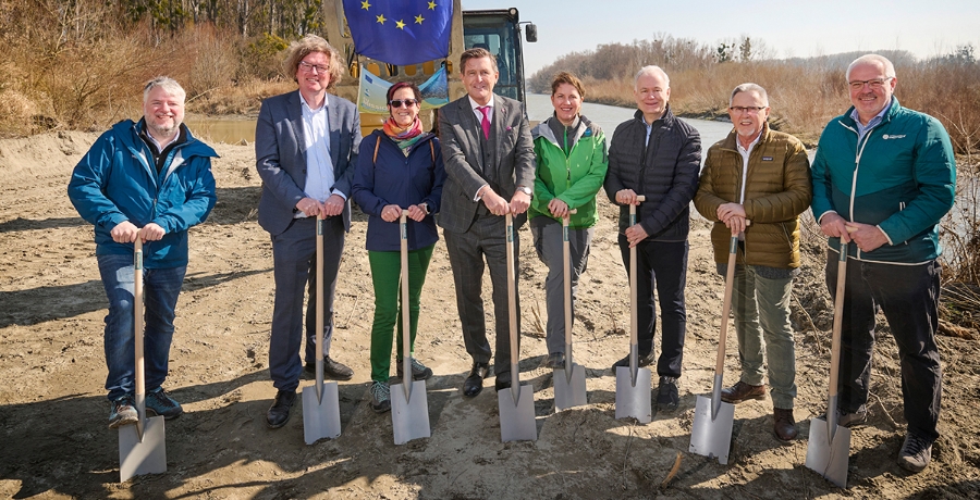 Spatenstich von Hans-Peter Hasenbichler, BM Peter Hanke, Edith Klauser, Helmut Habersack und anderen