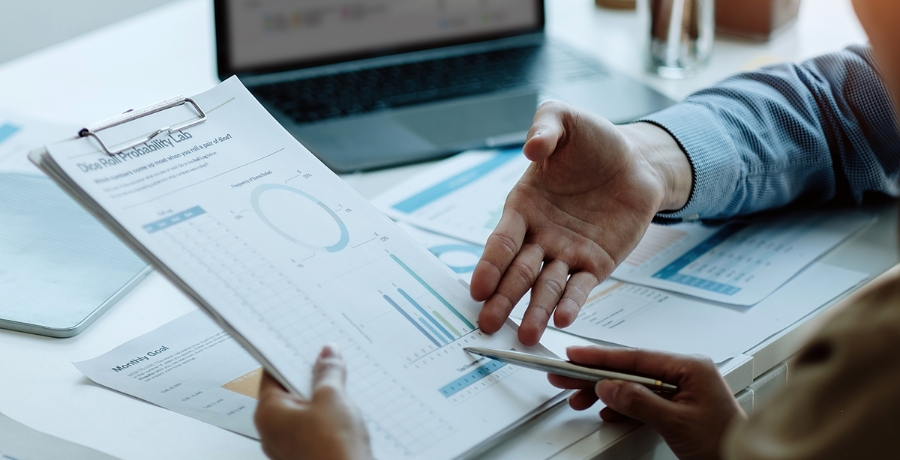 Personen analysieren Diagramme und Berichte