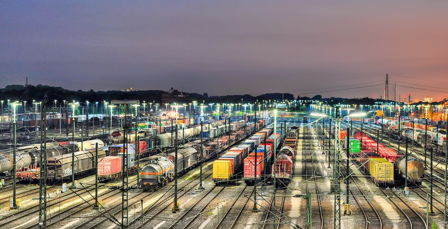 Güterwaggons auf einem nächtlichen Verschiebebahnhof