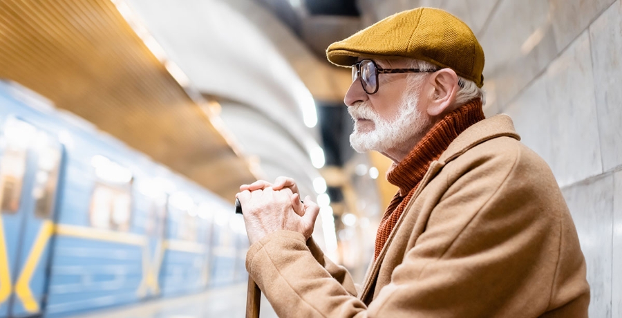 Senioren und Zug AdobeStock_399600119