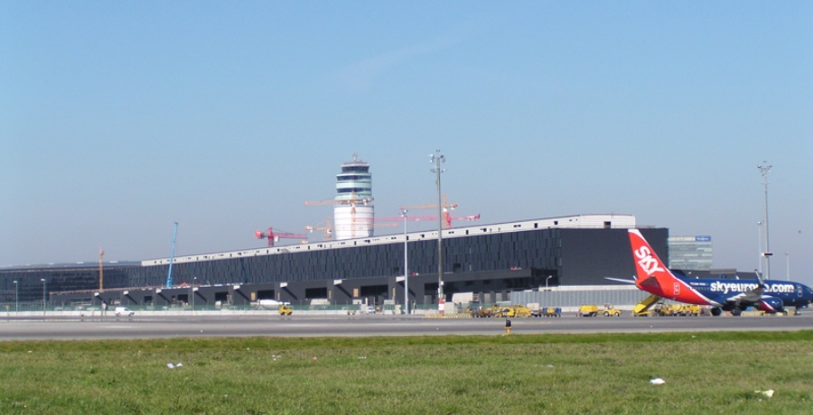 eine Piste und der Tower des Flughafen Wiens