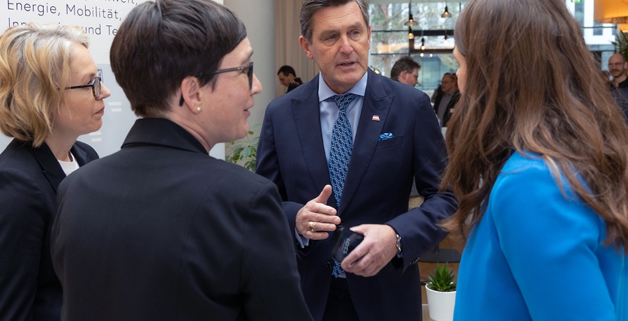 BM Peter Hanke im Gespräch mit den Sektionsleiterinnen des Ressorts