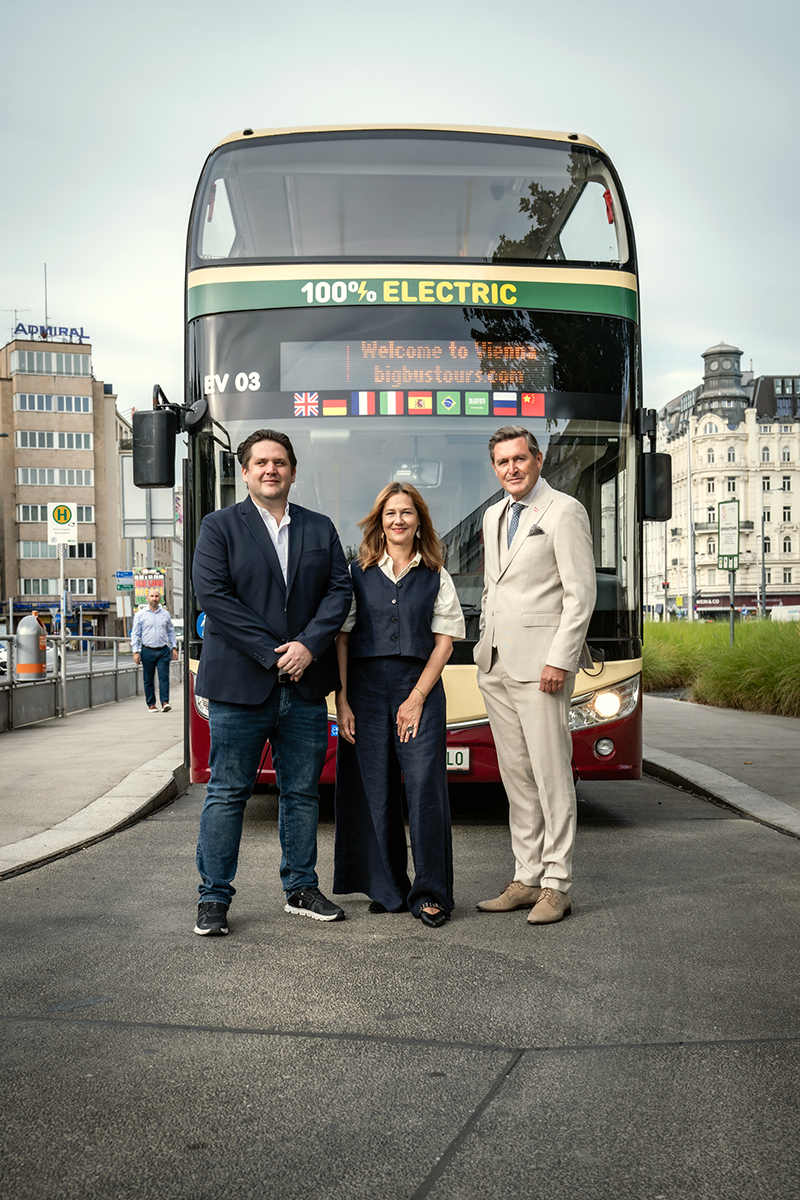 Big Bus Wien Geschäftsführer Michael Candy, FFG-Geschäftsführerin Karin Tausz und Mobilitätsminister Peter Hanke