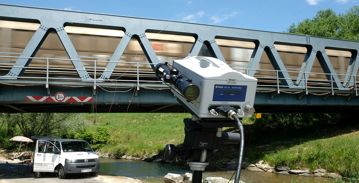 Ein Messgerät zur Früherkennung von Schäden vor einer Brücke