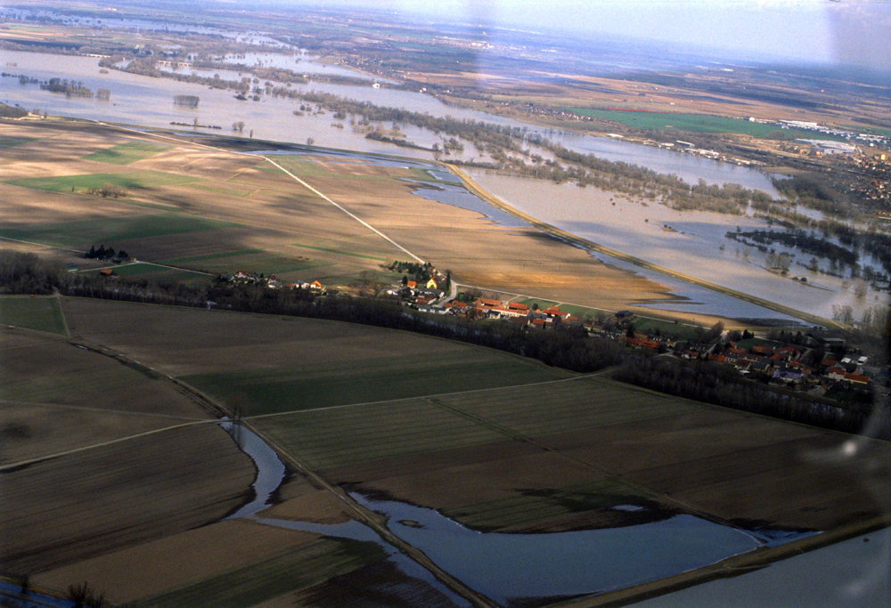 der Marchfeldschutzdamm in Blickrichtung Marchmündung
