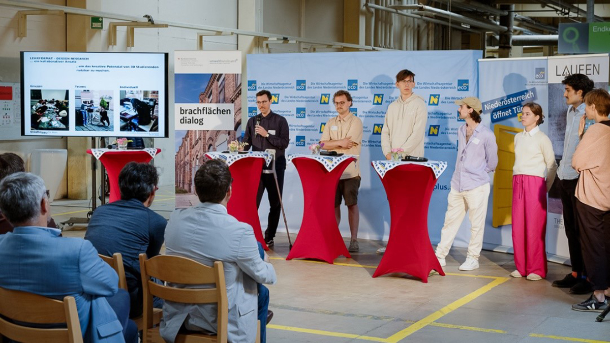 Studenten und Studentinnen präsentieren ihre Entwürfe