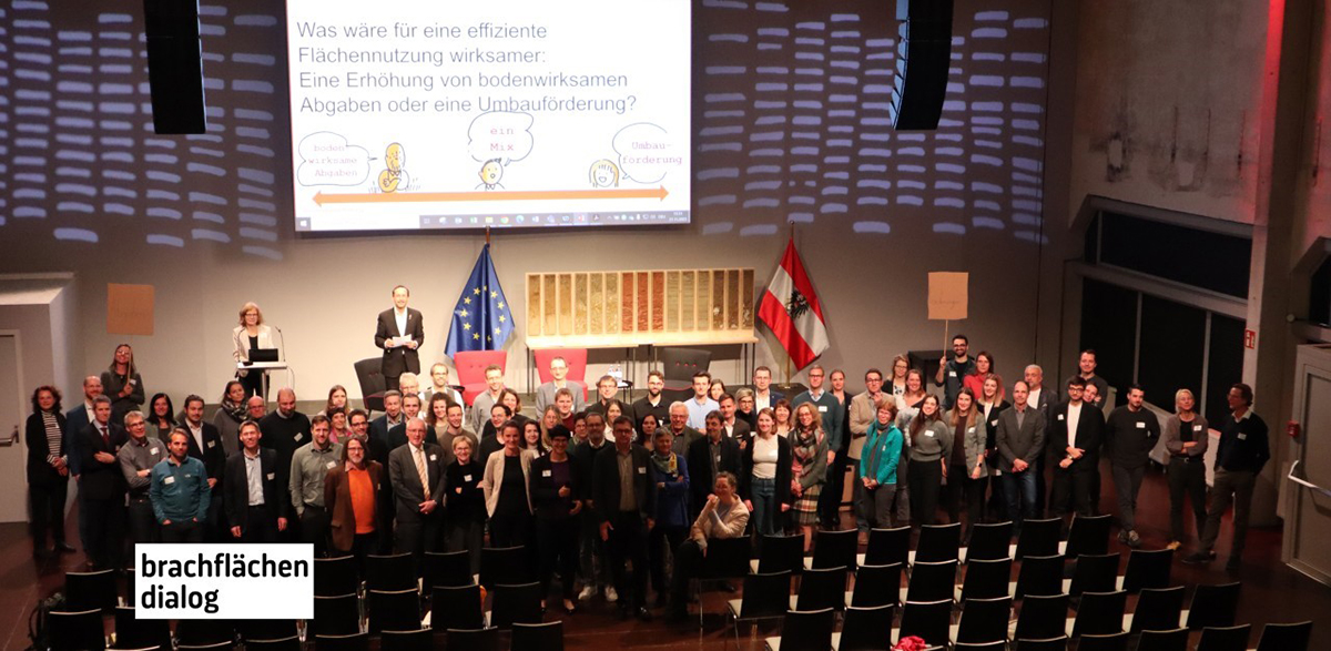 Gruppenbild aller Teilnehmer:innen