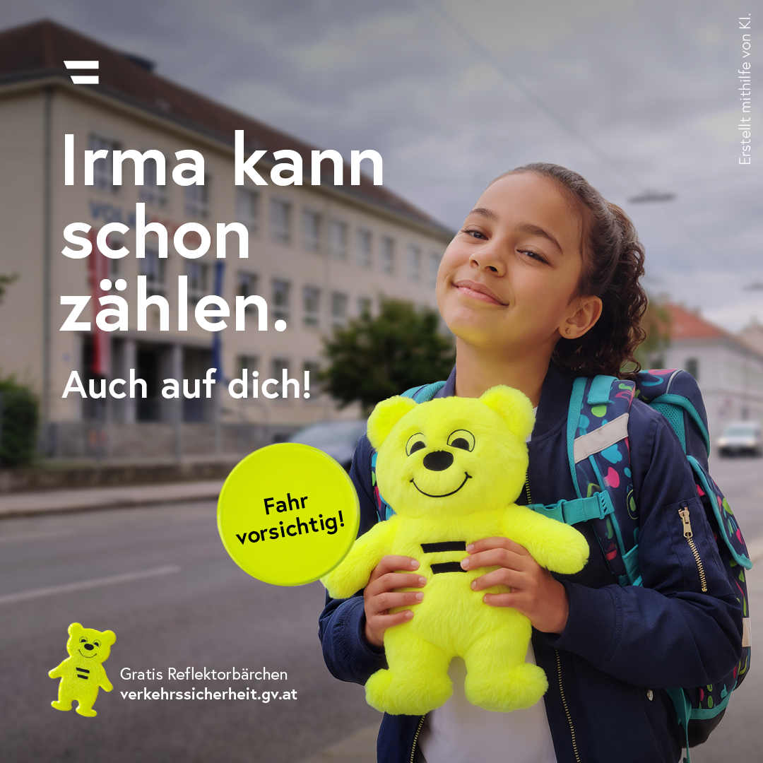 Volksschulkind mit reflektierendem Bär in der Hand: Irma kann schon zählen. Auch auf dich. Fahr vorsichtig!