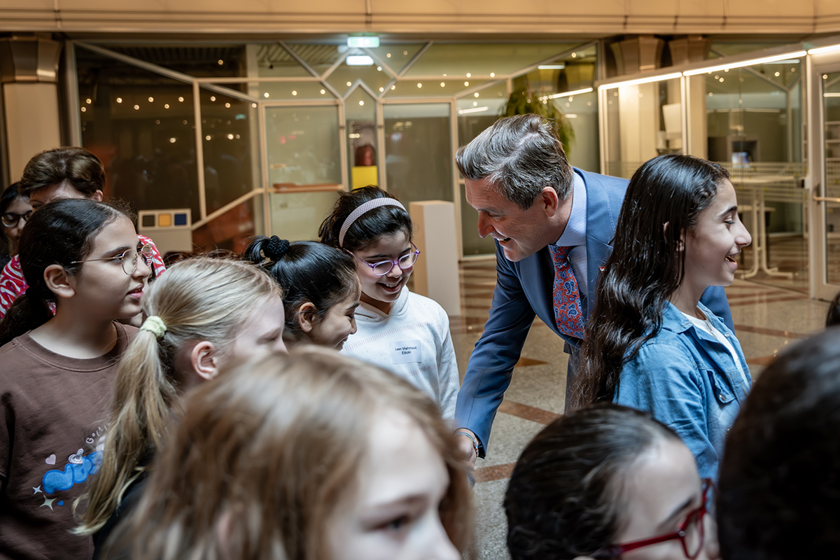 Bundesminister Peter Hanke mit jungen Mädchen anlässlich des Girls´ Day 2025