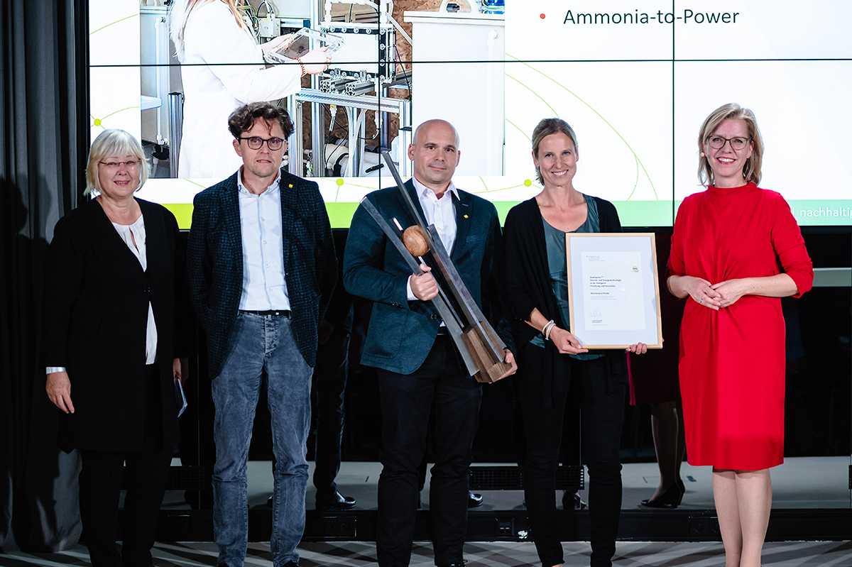 Preisträger der Kategorie Forschung Innovation mit Bundesministerin Leonore Gewessler