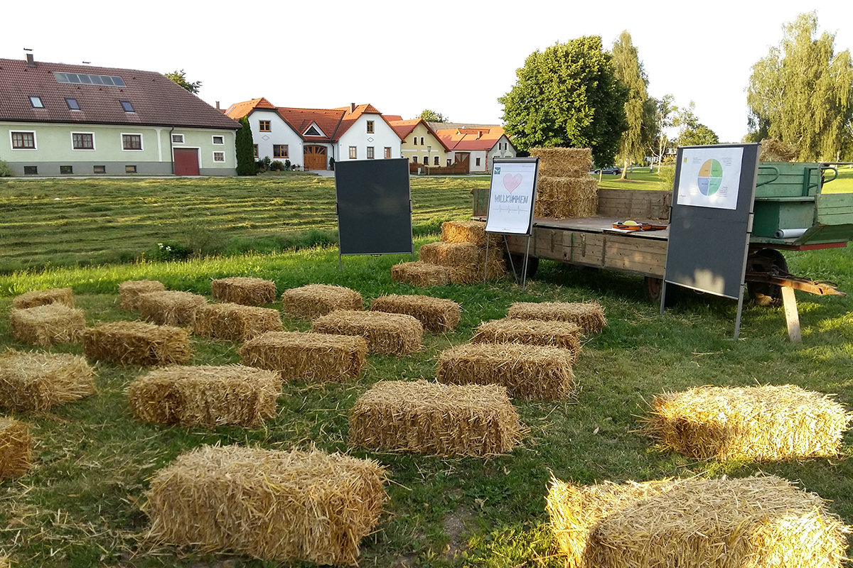 Gemeinde Schweiggers: mehrere Strohballen als Sitzgelegenheit im Halbkreis platziert