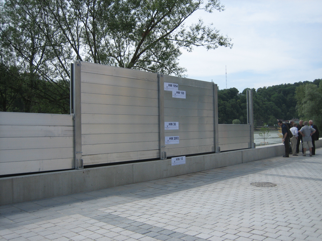 an der Donau eine Wand auf einem Betonsockel und mit variablen Metallelementen