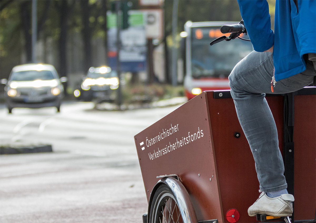 Lastenfahrrad im Straßenverkehr mit der Aufschrift "Österreichischer Verkehrssicherheitsfonds"