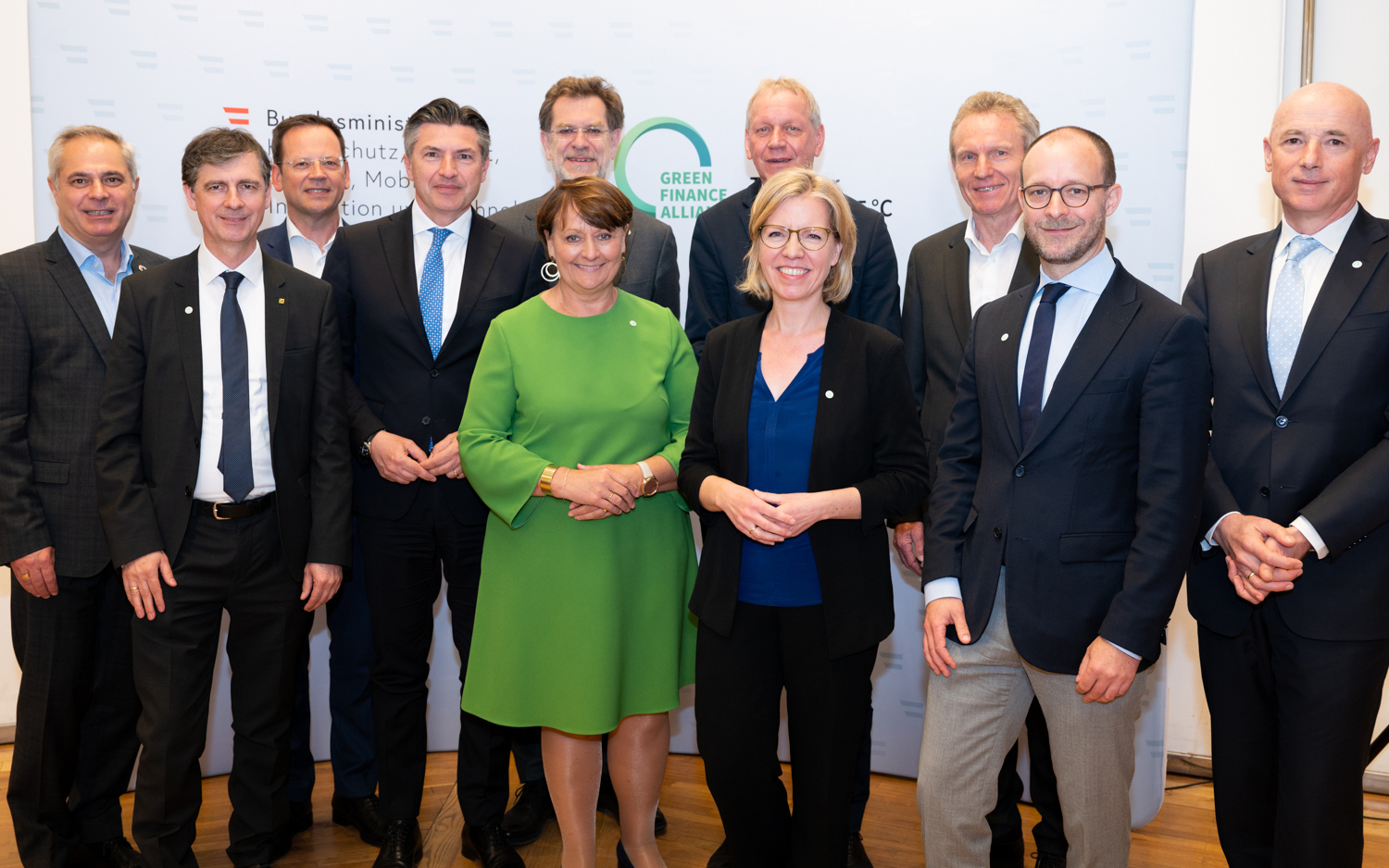 Green Finance: Jahresveranstaltung 2023 - Gruppenbild aller zehn Mitglieder mit Ministerin Leonore Gewessler