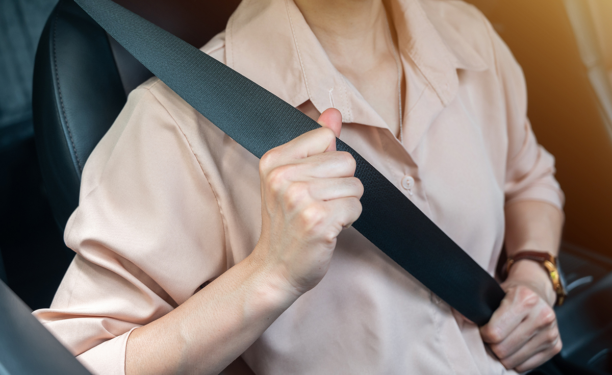im Auto anschnallen mit einem Sicherheitsgurt, AdobeStock 459201835