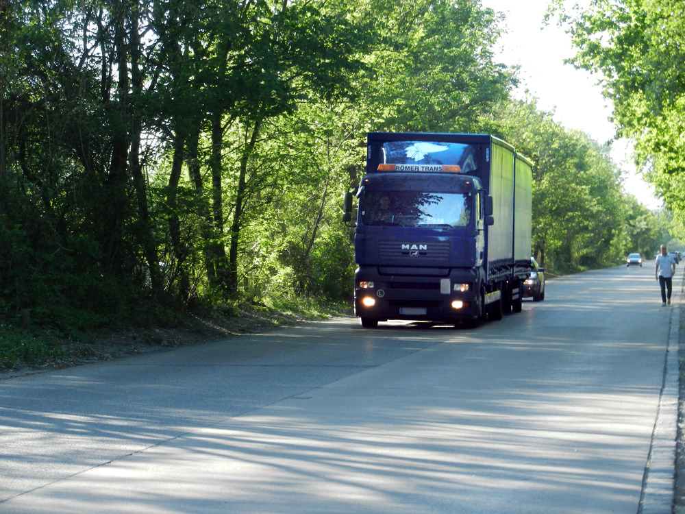Ein Lastkraftwagen auf der Landstraße